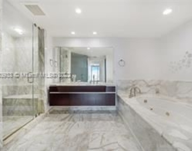 2627 S Bayshore Dr Apt 800 - Photo Thumbnail 4