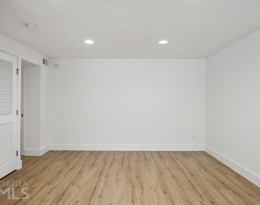 880 Saint Charles Ave Ne  #10 - Photo Thumbnail 4