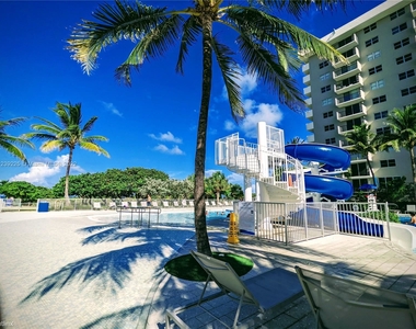 9195 Collins Ave - Photo Thumbnail 11