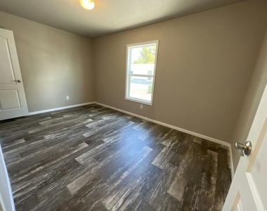 825 N Lamb Blvd - Photo Thumbnail 7