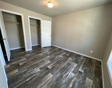 825 N Lamb Blvd - Photo Thumbnail 10