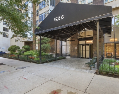 525 W Hawthorne Place - Photo Thumbnail 1