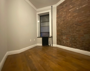 4 BED IN THE EAST VILLAGE**** - Photo Thumbnail 14