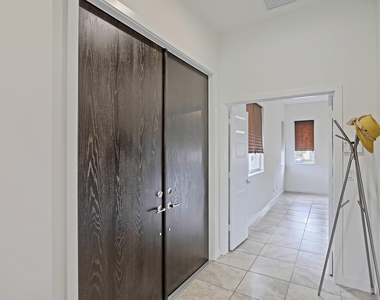 1211 Pioneer Way - Photo Thumbnail 4