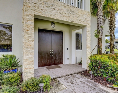 1211 Pioneer Way - Photo Thumbnail 3