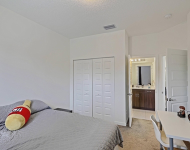 1211 Pioneer Way - Photo Thumbnail 20