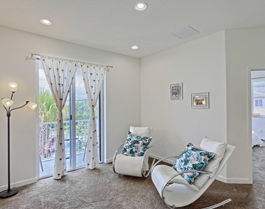 1211 Pioneer Way - Photo Thumbnail 17