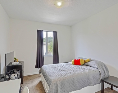 1211 Pioneer Way - Photo Thumbnail 19