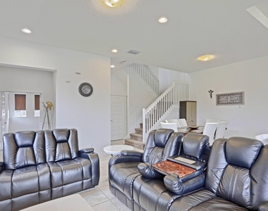 1211 Pioneer Way - Photo Thumbnail 6