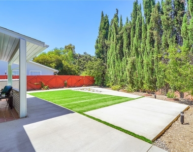 22015 Mulholland Way - Photo Thumbnail 25