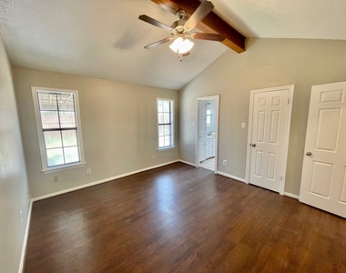 3600 Ravenwood Drive - Photo Thumbnail 6