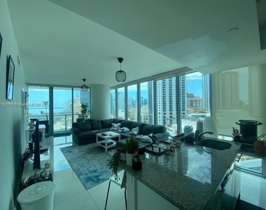 888 Biscayne Blvd - Photo Thumbnail 2