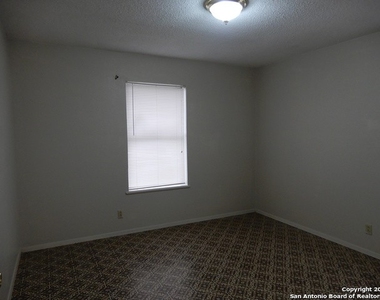 1008 Longleaf Dr - Photo Thumbnail 8