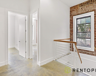 753 Lexington Avenue - Photo Thumbnail 0