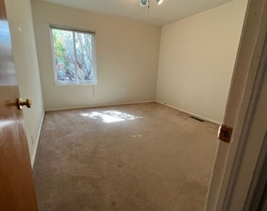 1360 Keystone Ave - Photo Thumbnail 8