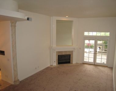 3083 E Hillcrest Drive - Photo Thumbnail 5