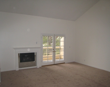 3083 E Hillcrest Drive - Photo Thumbnail 7