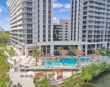 16385 Biscayne Blvd - Photo Thumbnail 1