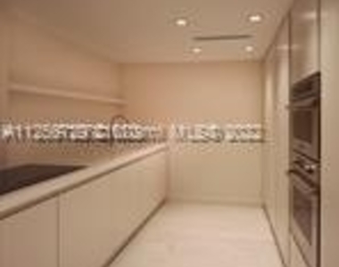 5700 Collins Ave - Photo Thumbnail 4