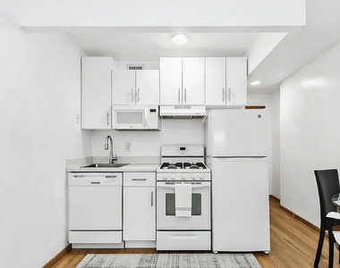 1425 York Avenue - Photo Thumbnail 4