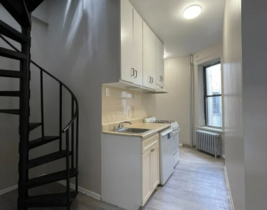 620 East 11th Street - Photo Thumbnail 3