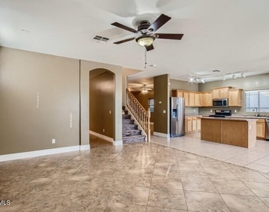 35945 W Velazquez Drive - Photo Thumbnail 2