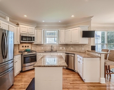 2330 Logan Circle Ne - Photo Thumbnail 7