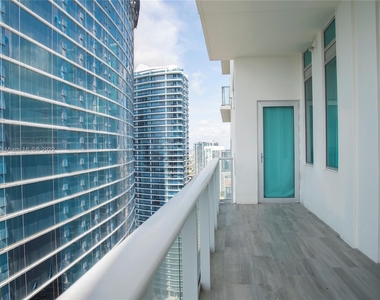 300 S Biscayne Blvd - Photo Thumbnail 2