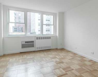 East 77 ST - Photo Thumbnail 4