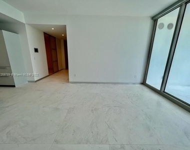 16901 Collins Ave - Photo Thumbnail 9