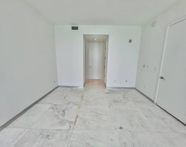 16901 Collins Avenue - Photo Thumbnail 6