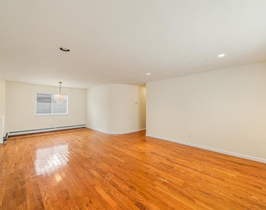 423 E Hudson Street - Photo Thumbnail 4