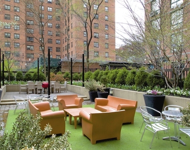 West 90th Street - Photo Thumbnail 7