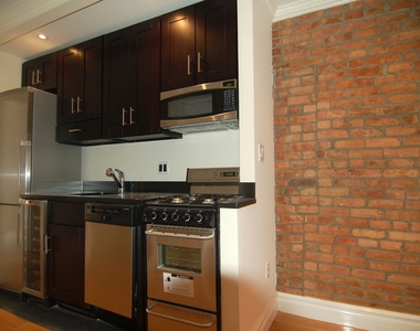East 7th Street and 1st Avenue - Photo Thumbnail 2