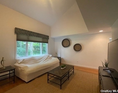 2581 Roanoke Avenue - Photo Thumbnail 4