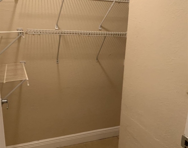 3340 Pinewalk Dr N Apt 1517 - Photo Thumbnail 18