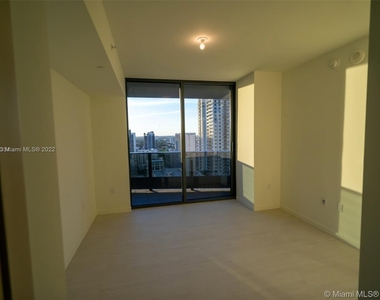 1000 Brickell Plz - Photo Thumbnail 7