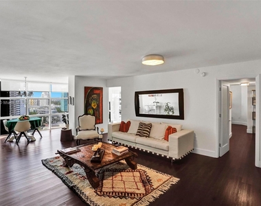 6423 Collins Ave - Photo Thumbnail 11