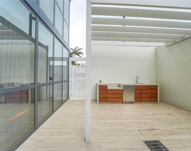 2201 Collins Ave - Photo Thumbnail 10