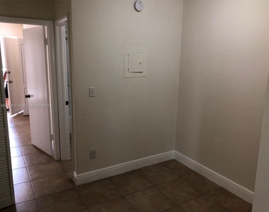 10790 N Kendall Dr - Photo Thumbnail 9