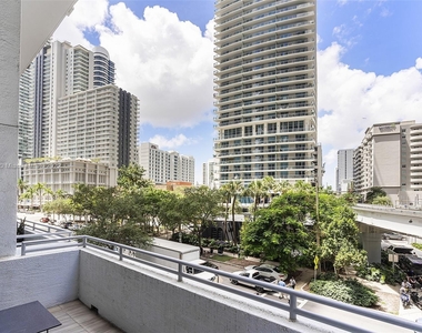 1050 Brickell Ave - Photo Thumbnail 6