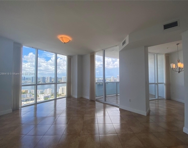 18201 Collins Ave - Photo Thumbnail 4