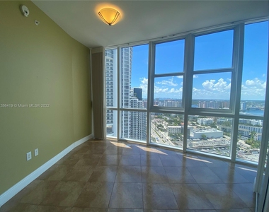 18201 Collins Ave - Photo Thumbnail 7