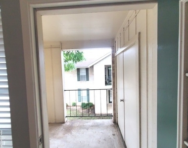 331 W Mistletoe Ave - Photo Thumbnail 9