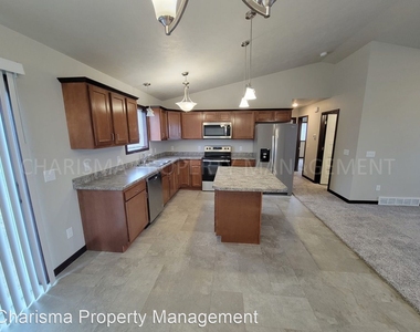 1418 Kayla Place - Photo Thumbnail 9