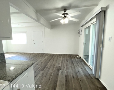 14410 Valerio St. - Photo Thumbnail 8