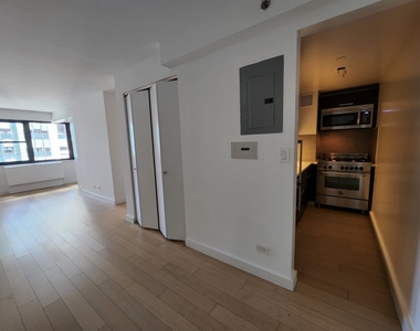 222 East 39th Street - Photo Thumbnail 12