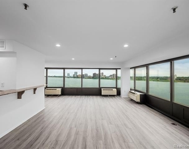 300 Riverfront - Photo Thumbnail 12