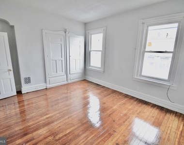 242 W Berkley Street - Photo Thumbnail 8