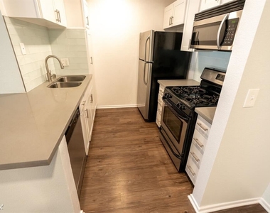 1626 Malcolm Ave Apt 105 - Photo Thumbnail 8